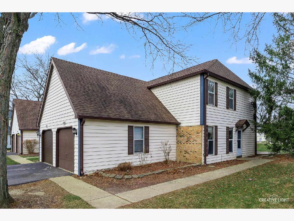 Townhomes Rented Country Oaks Aurora Illinois, 2456 Devonshire