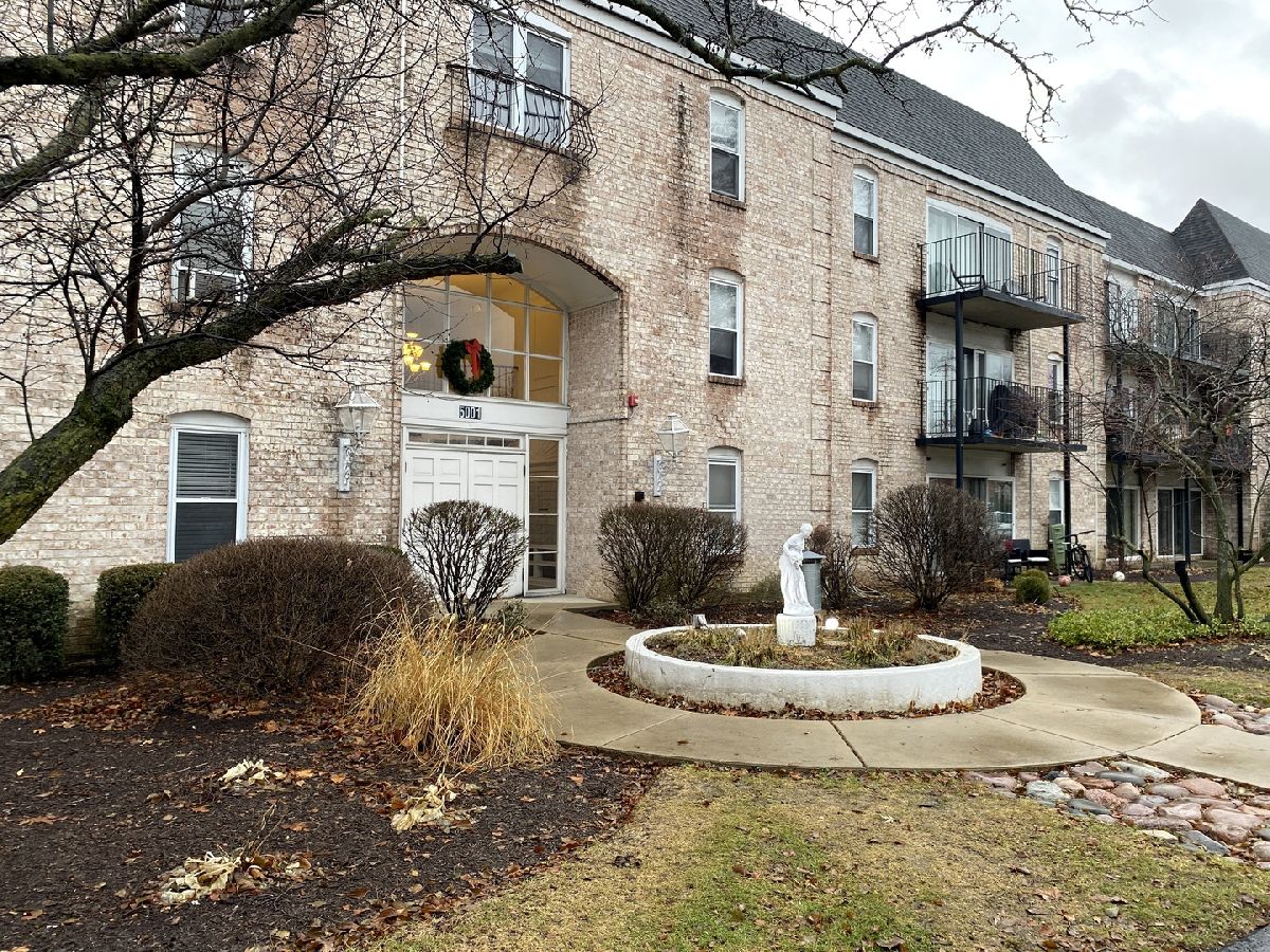 Condominiums Rented Carriage Way Rolling Meadows Illinois, 5001 Carriageway