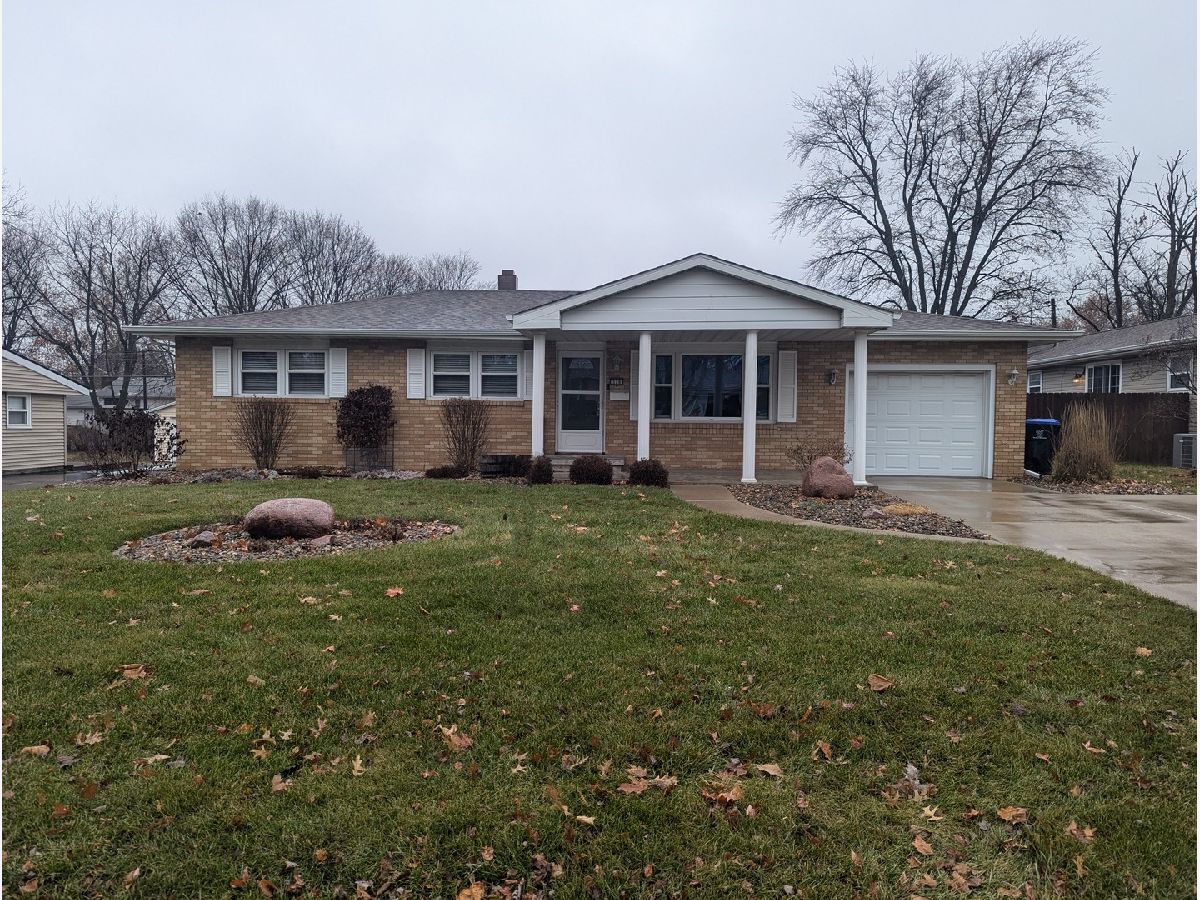 Homes & Condos & Townhomes Sold Fairway Knolls Bloomington Illinois, 328 Rowe