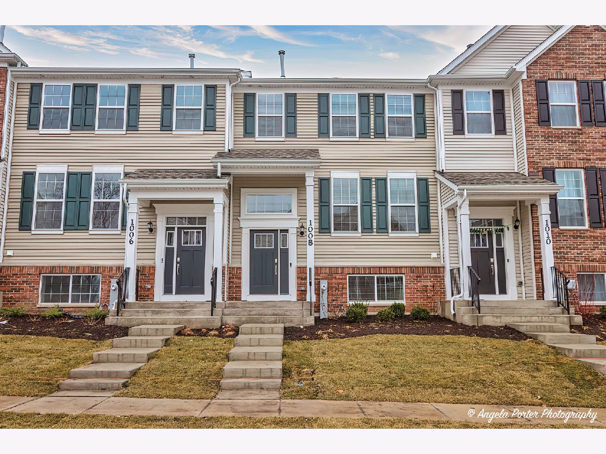 Townhomes & Condos Rented Heritage Park Lindenhurst Illinois, 1008 Neubauer