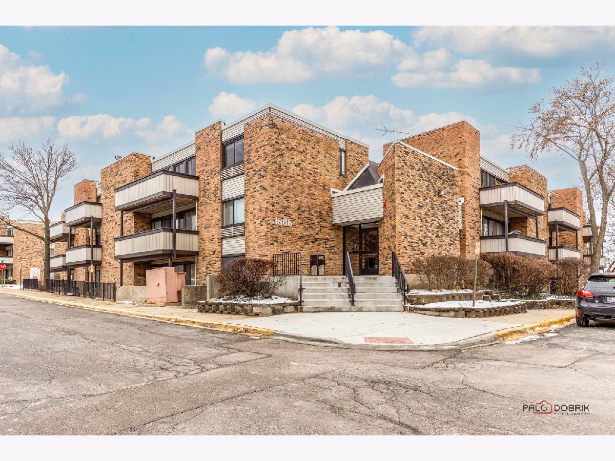 Condominiums Sold Lakeside At Walden Schaumburg Illinois, 1806 Hemlock