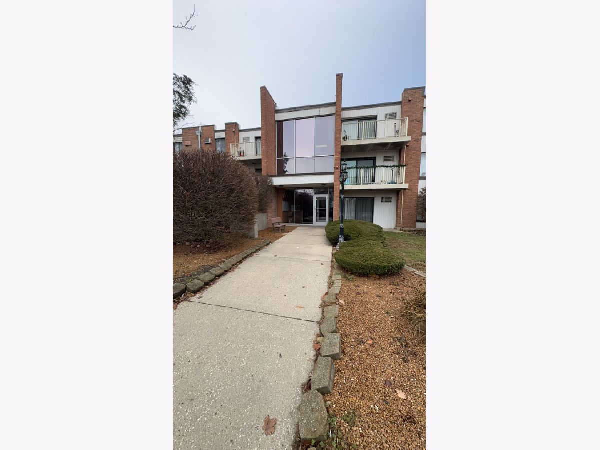 Condominiums Rented Windridge Courts Addison Illinois, 300 Fullerton