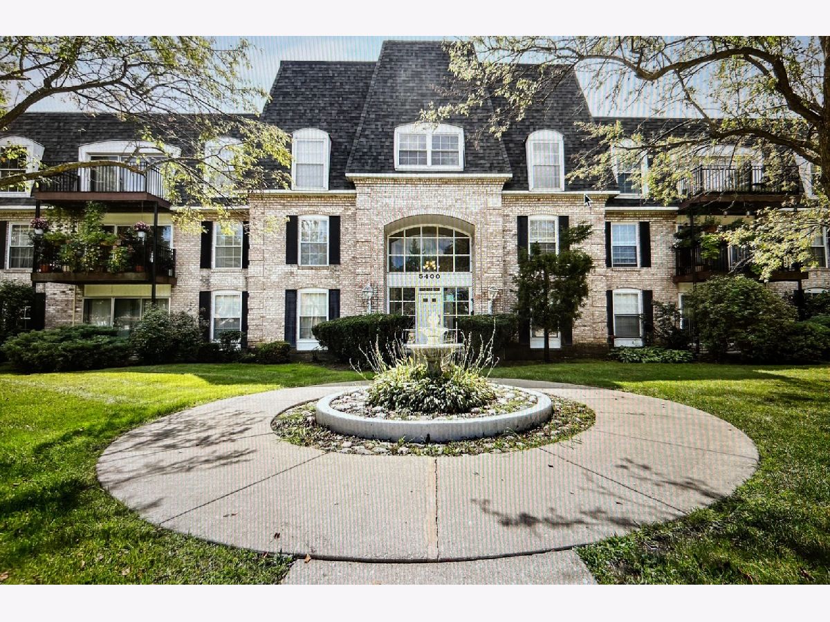 Condominiums Rented Carriage Way Rolling Meadows Illinois, 5400 Carriageway