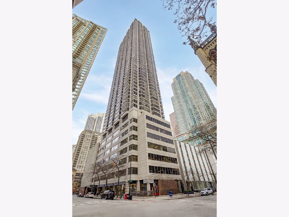 Condominiums Rented 30 E Huron Chicago Illinois, 30 Huron