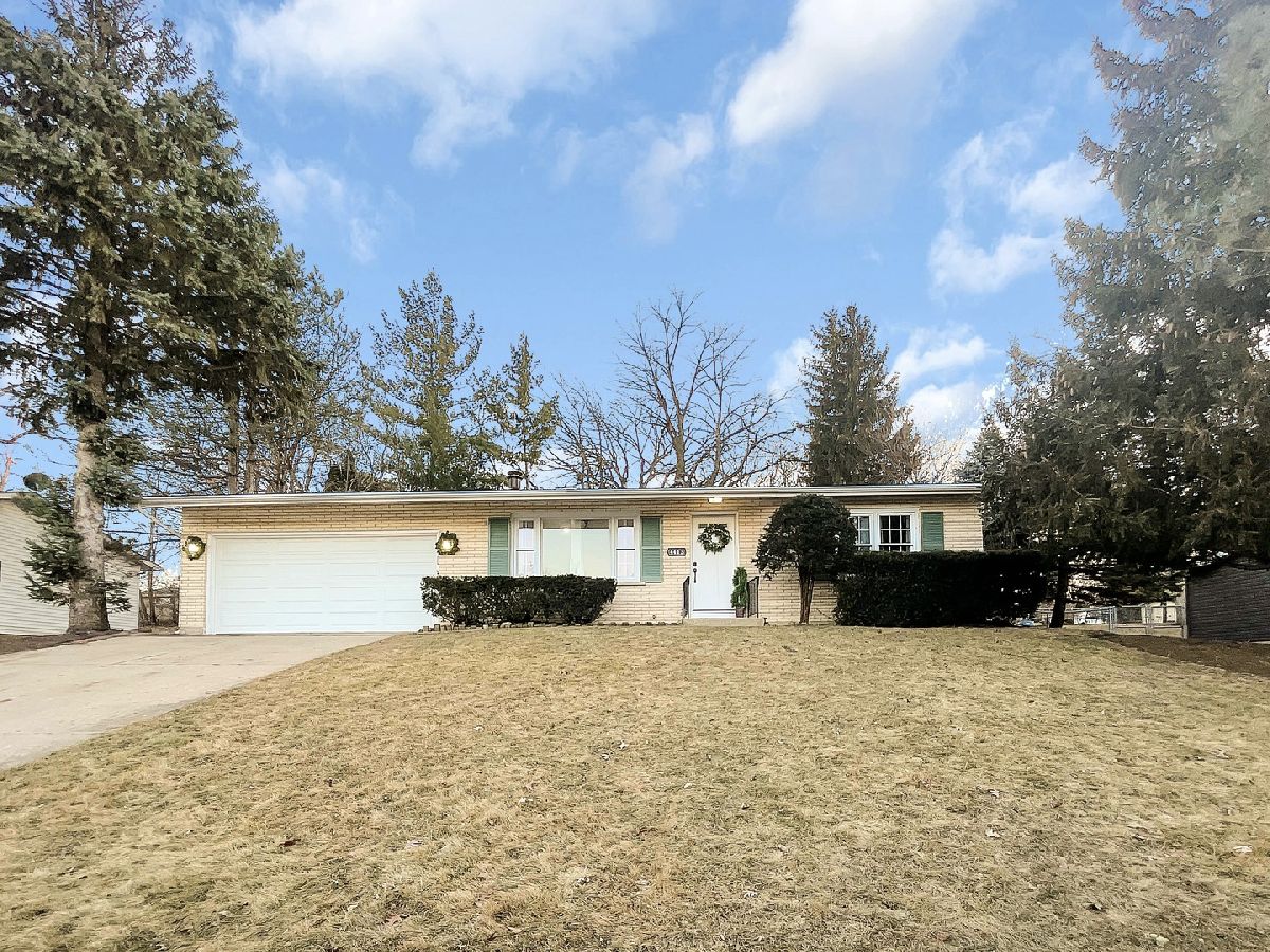 Homes & Condominiums Sold Whispering Oaks Mchenry Illinois, 4413 Sussex