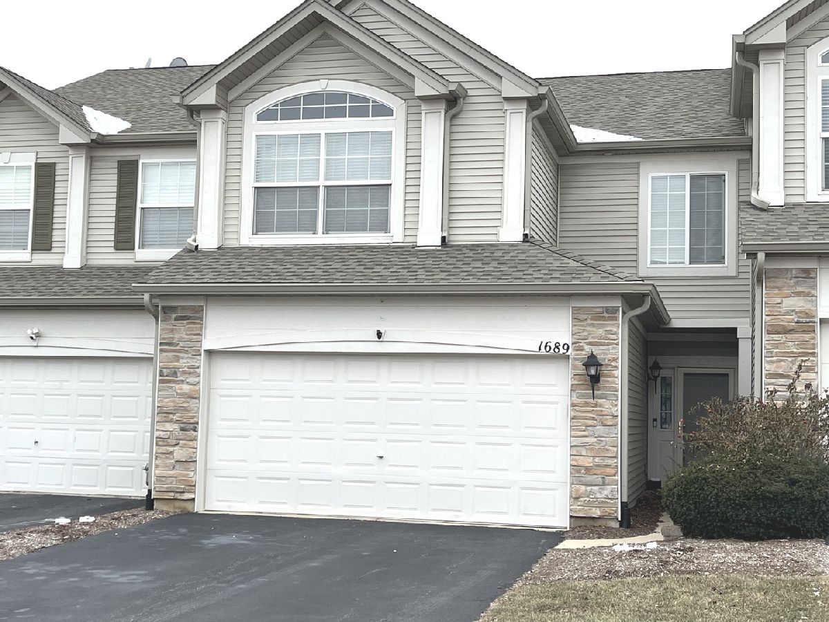 Townhomes & Condos & Homes Rented Grand Pointe Trails Aurora Illinois, 1689 Fredericksburg
