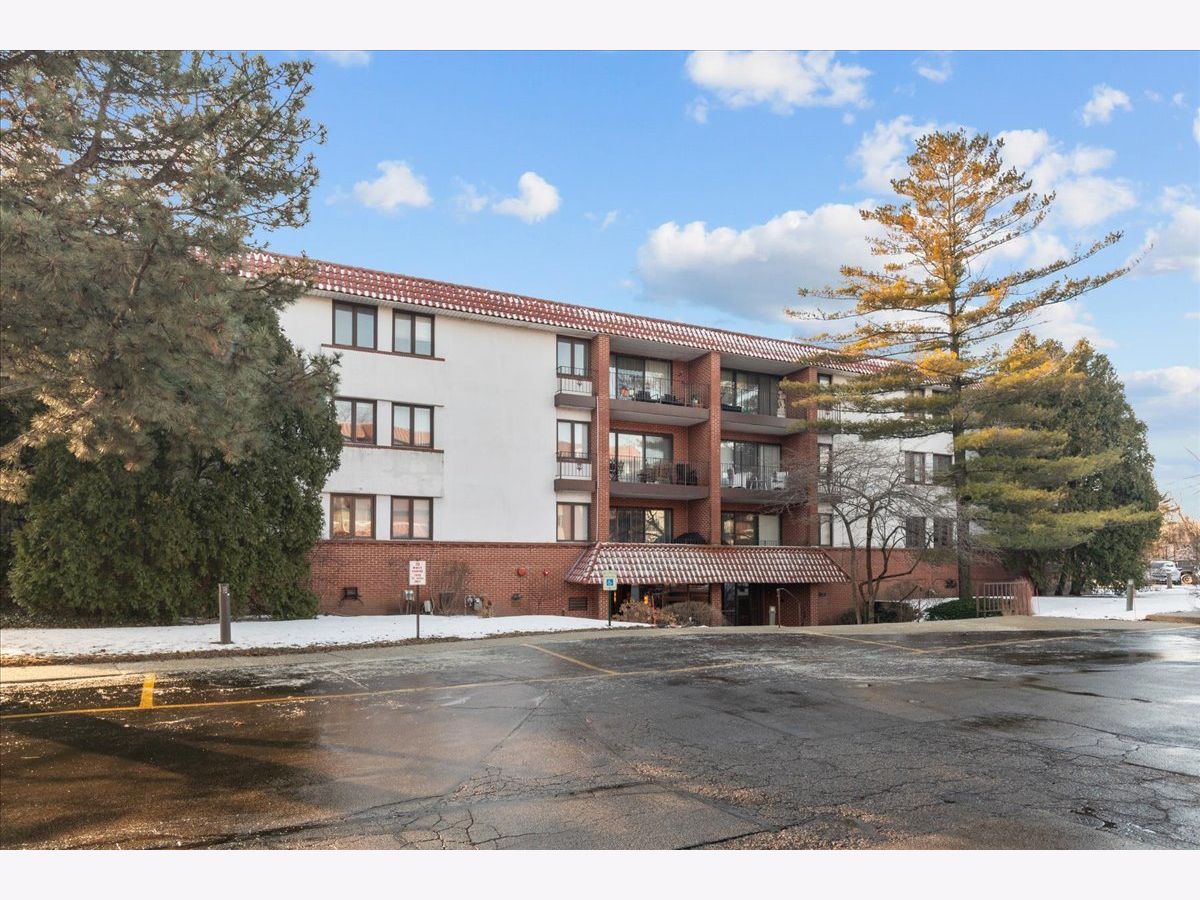 Condominiums Sold Spanish Courts Highland Park Illinois, 2046 Saint Johns