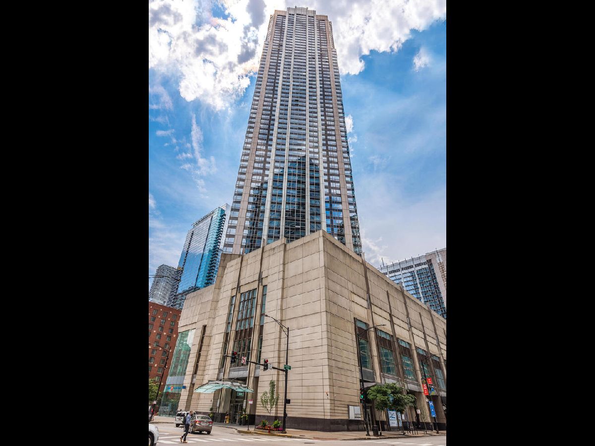 Condominiums Rented River East Chicago Illinois, 512 Mcclurg