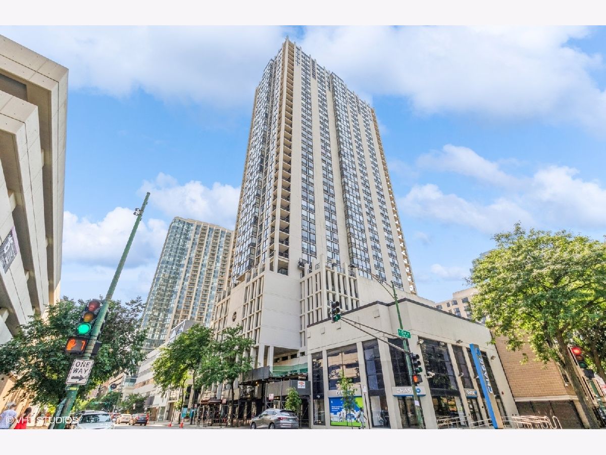 Condominiums Rented Elm At Clark Condos Chicago Illinois, 1122 Clark