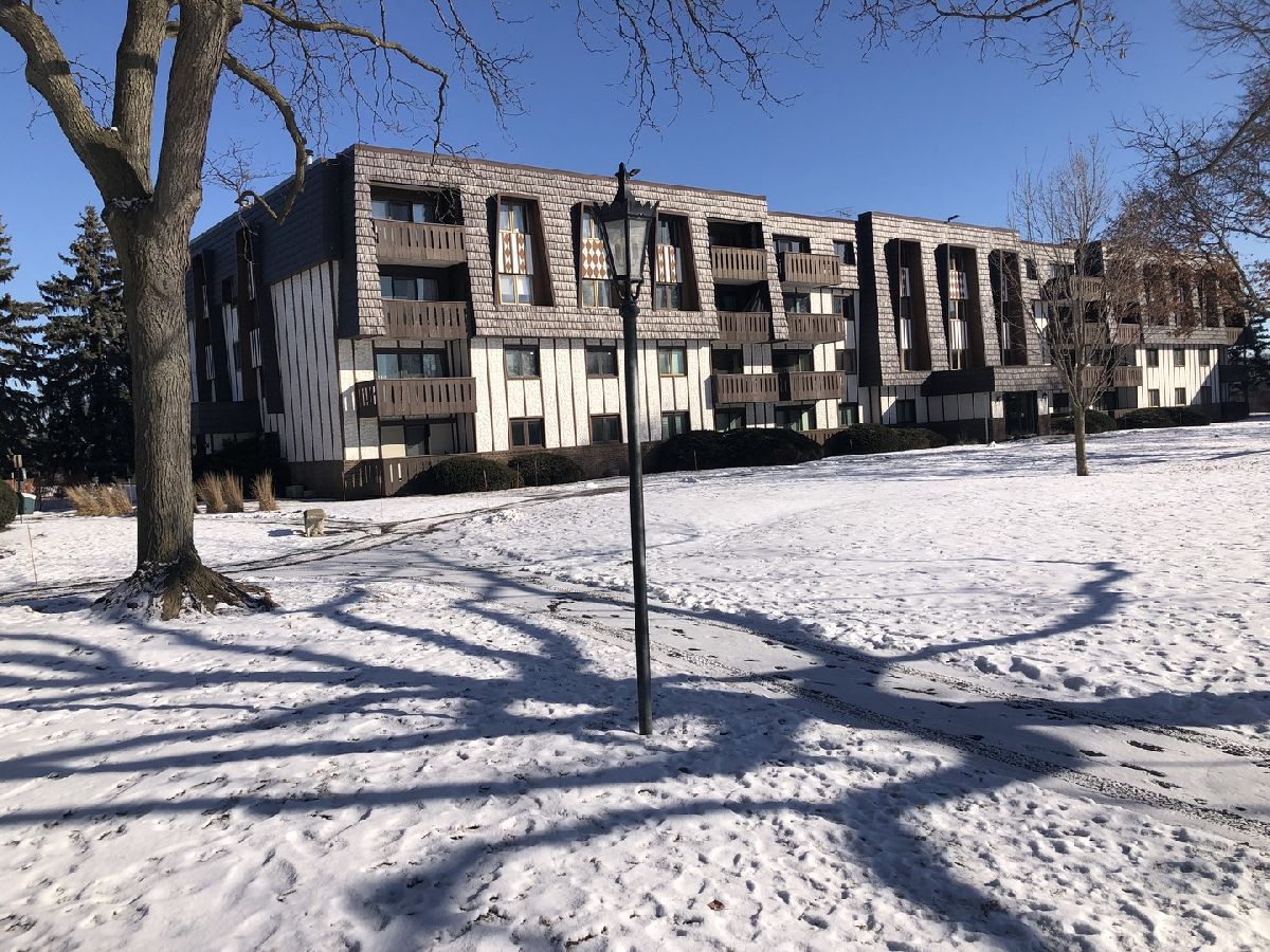 Townhomes & Condos Rented Whispering Lake Lake Bluff Illinois, 13000 Heiden