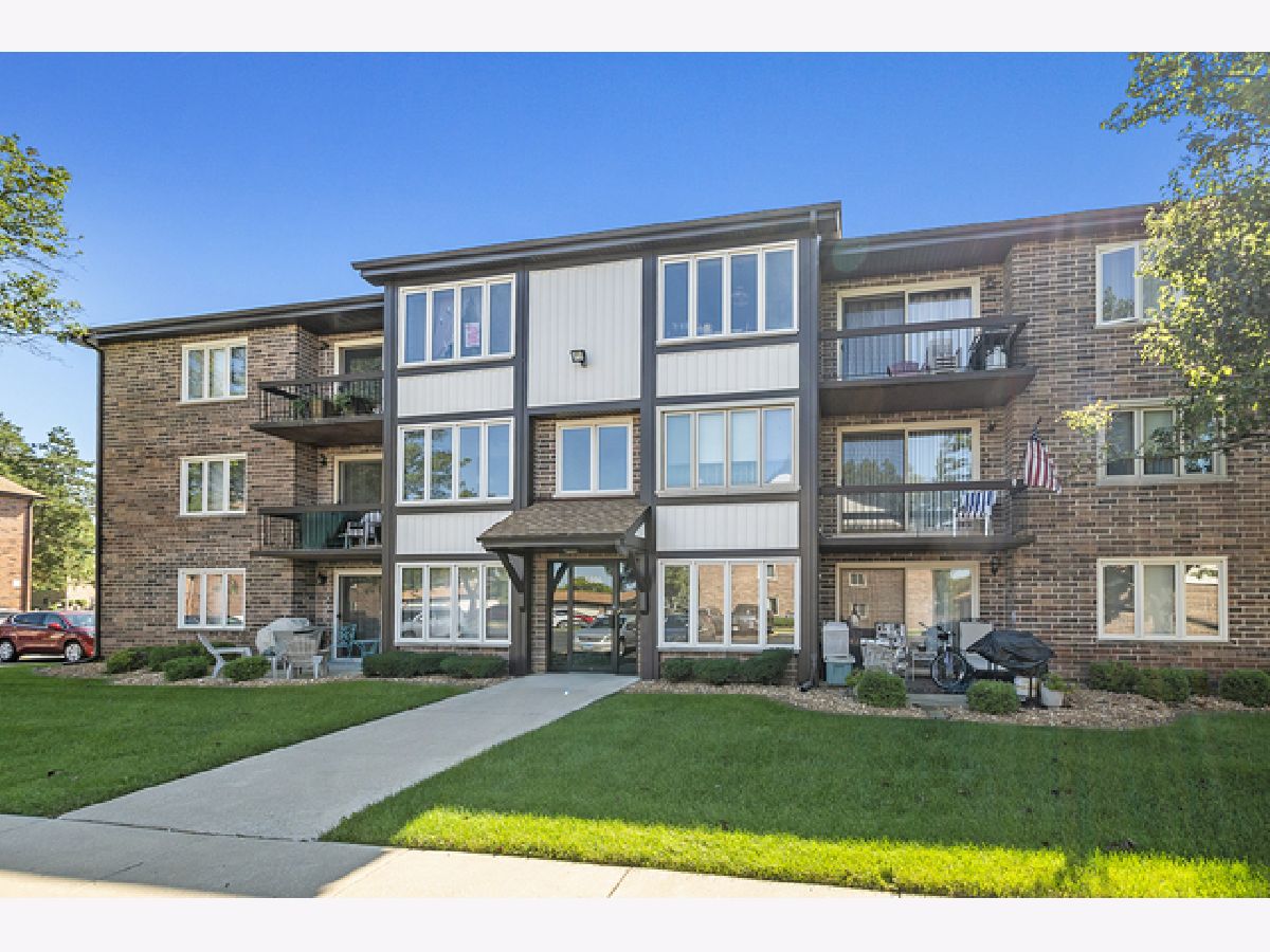 Condominiums & Homes Sold Fieldcrest Crestwood Illinois, 5016 Circle