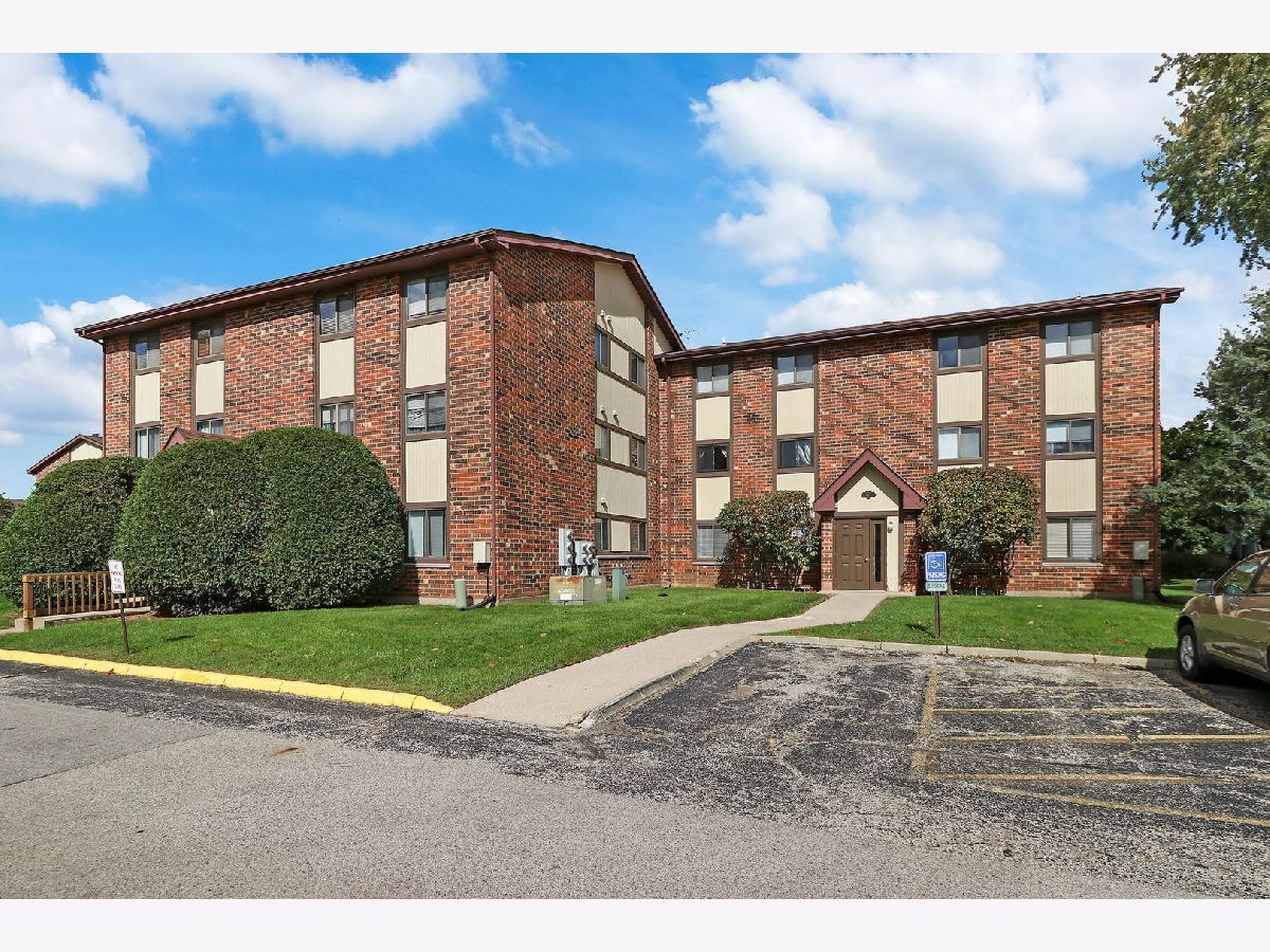 Condos & Townhomes Sold Crystal Chateau Crystal Lake Illinois, 417 Berkshire