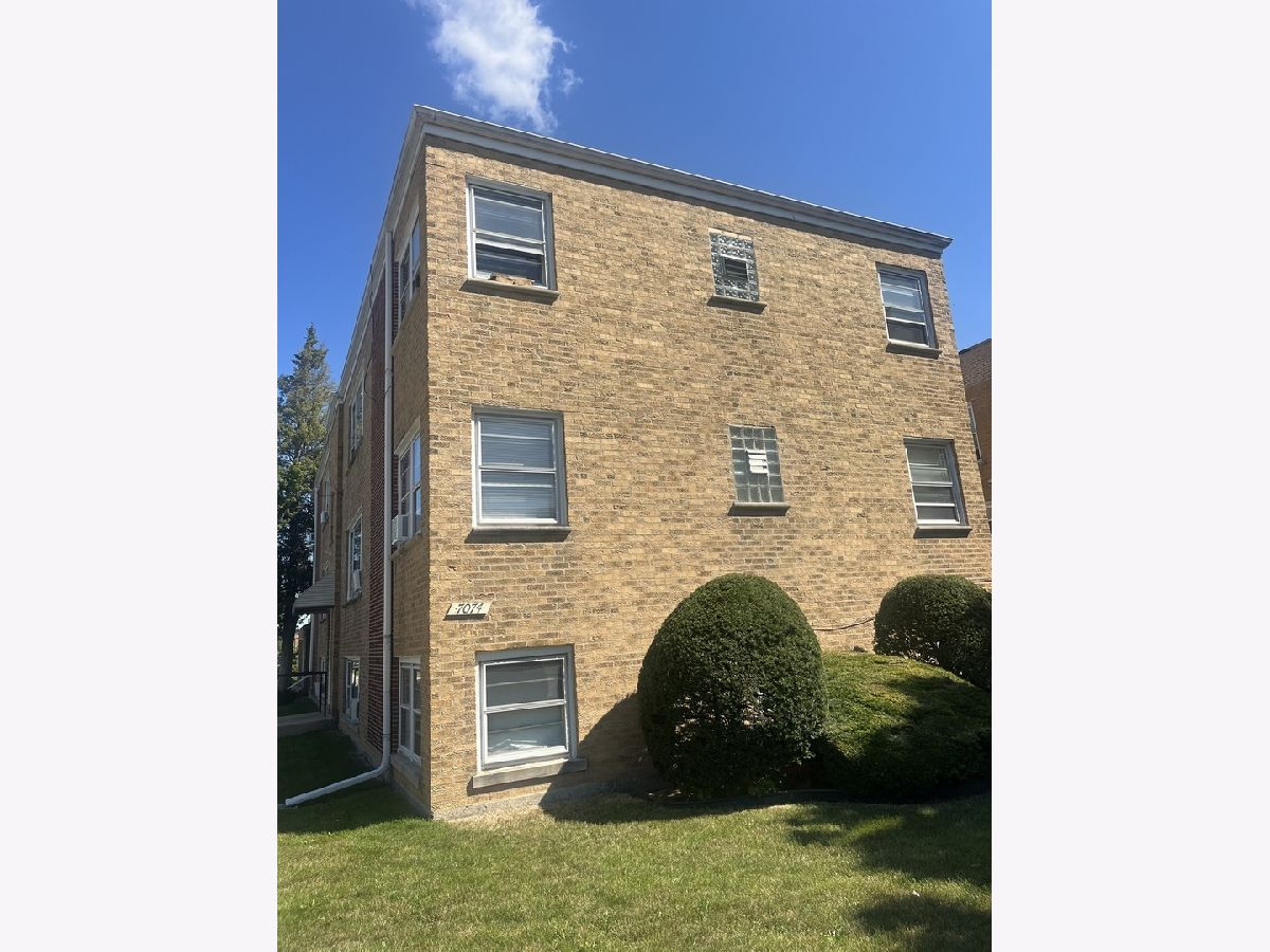Rented Chicago Illinois, 7074 Diversey
