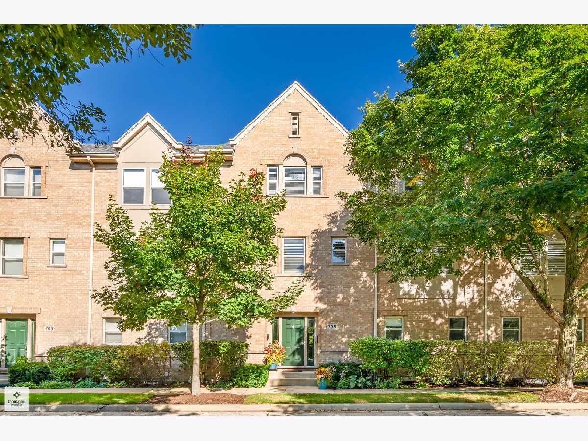 Homes & Townhomes & Condos Sold Fort Sheridan Highwood Illinois, 705 Lyster