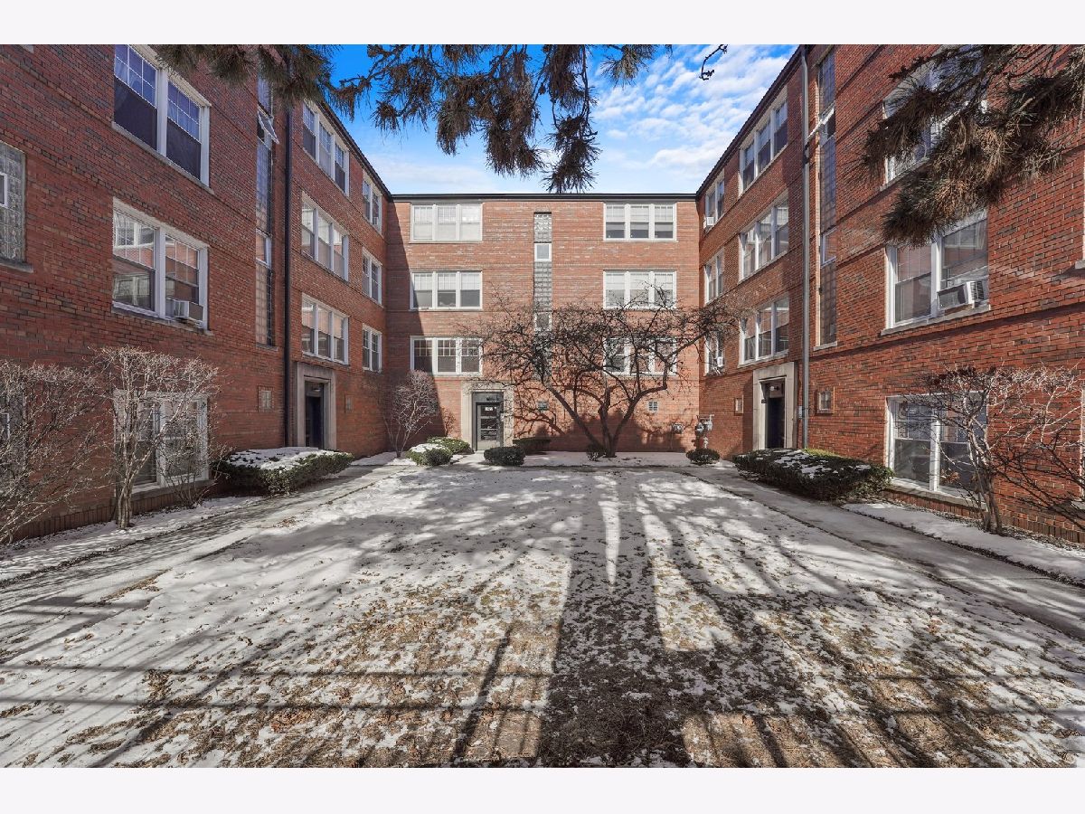 Condominiums Rented Linden Grove Chicago Illinois, 2420 Farragut