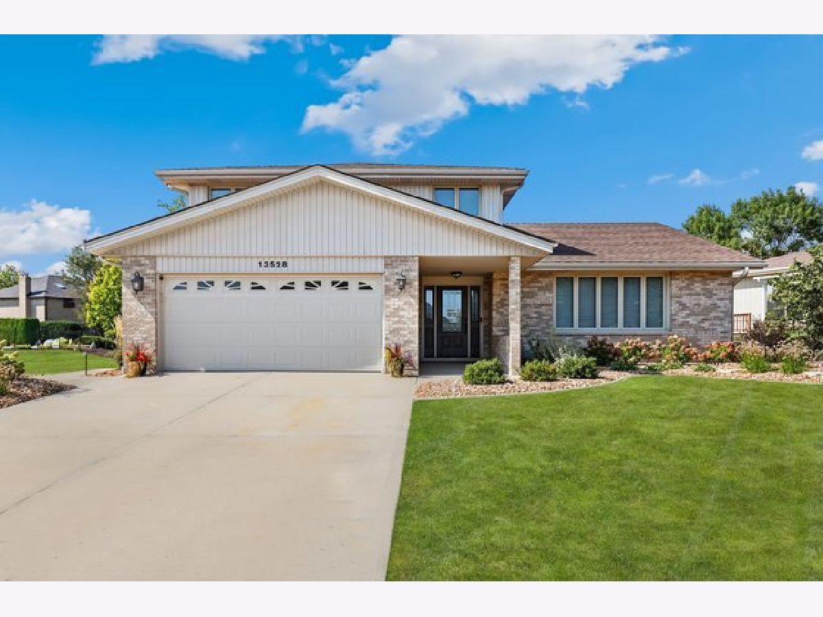 Homes Sold Pinewood North Orland Park Illinois, 13528 Mccabe