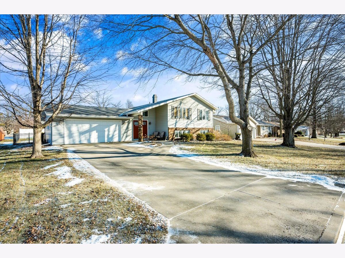 Homes & Condos & Townhomes Sold Parkside Normal Illinois, 102 Cheltenham