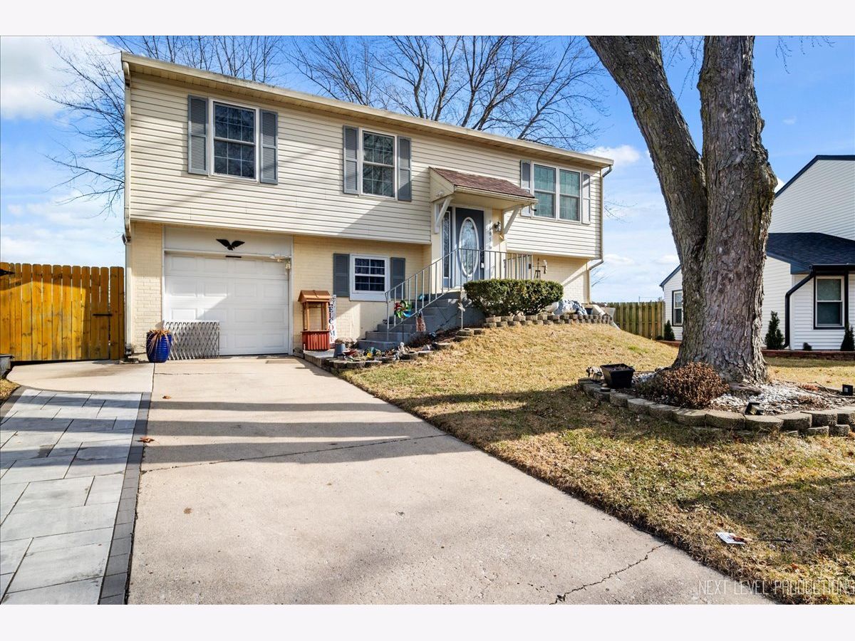 Homes & Townhomes & Condos Sold Fox Croft Aurora Illinois, 1495 Walden