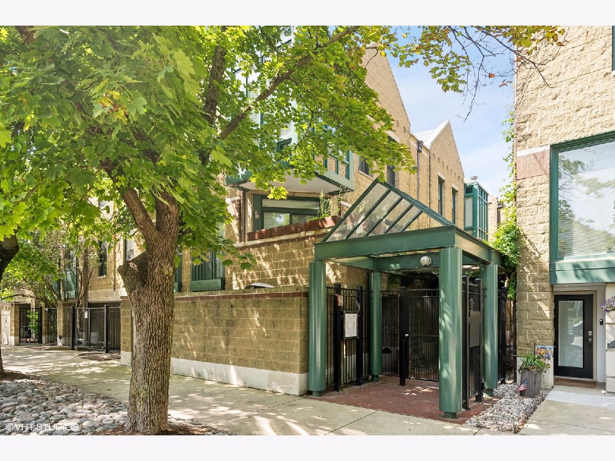 Townhomes Sold Larrabee Commons Chicago Illinois, 1610 Mohawk