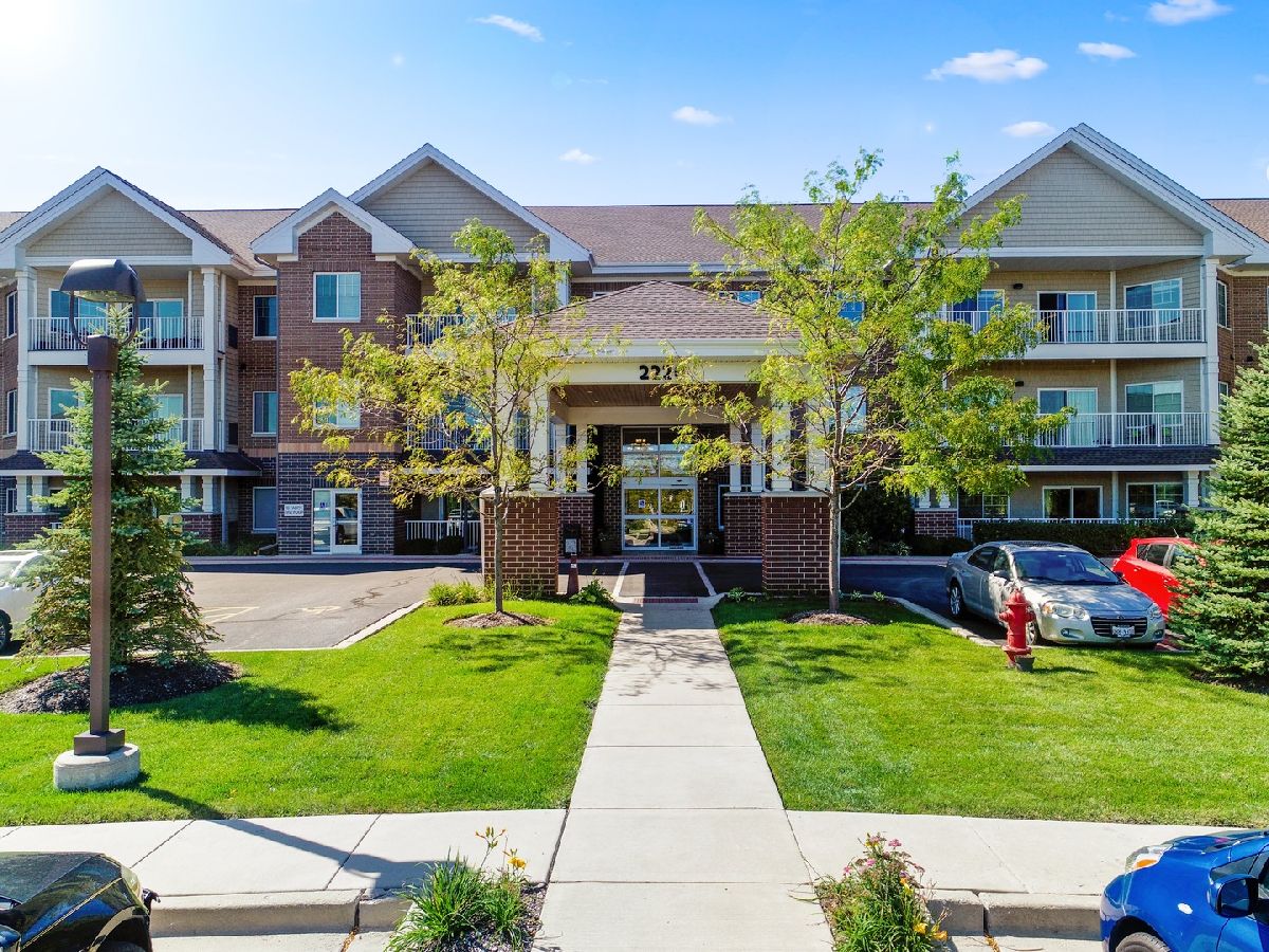 Condos & Townhomes For Sale The Lodge Of Northbrook Northbrook Illinois, 2220 Founders Drive
