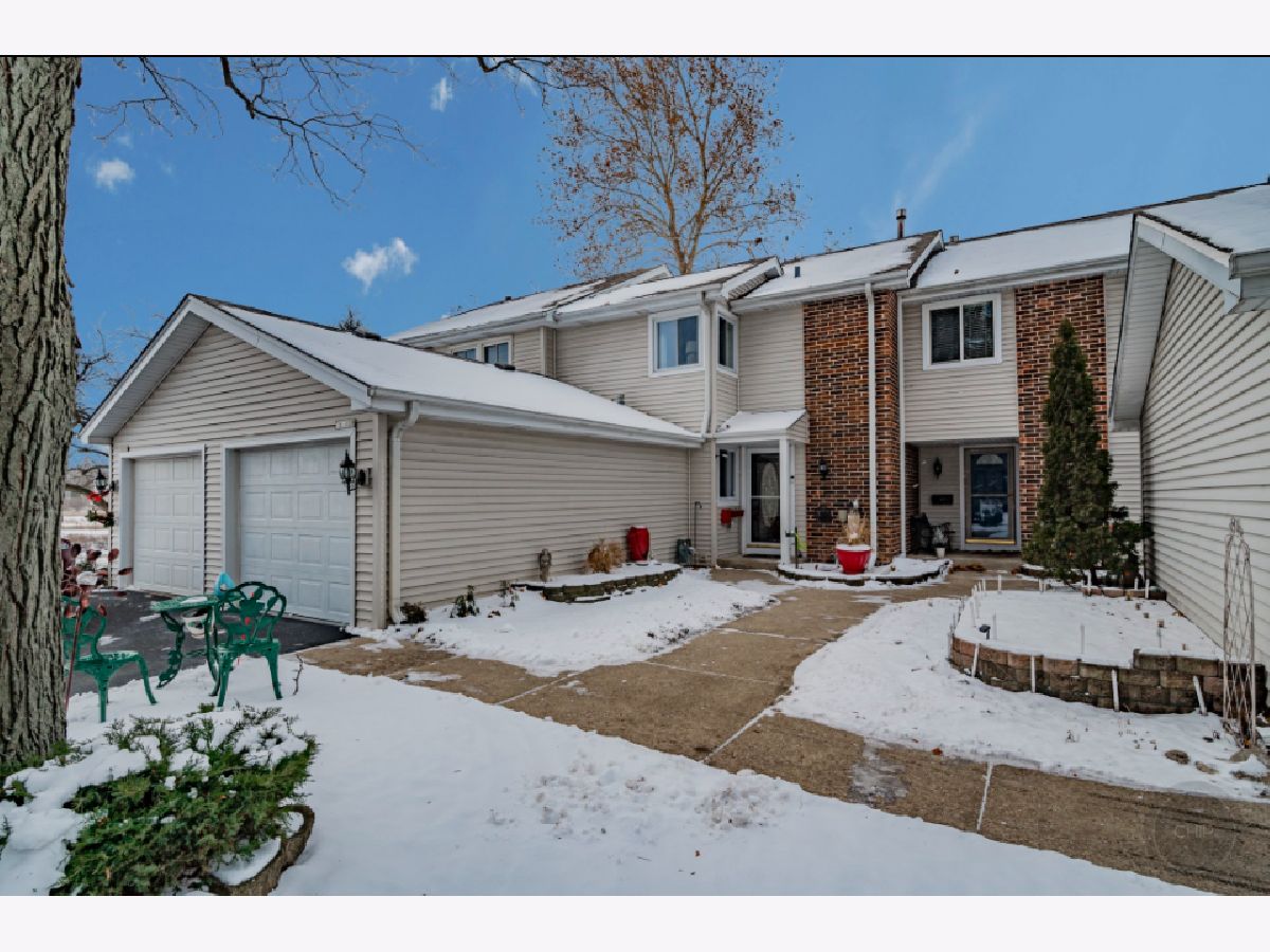 Townhomes & Homes Sold Country Lakes Naperville Illinois, 5S028 Saint Andrews