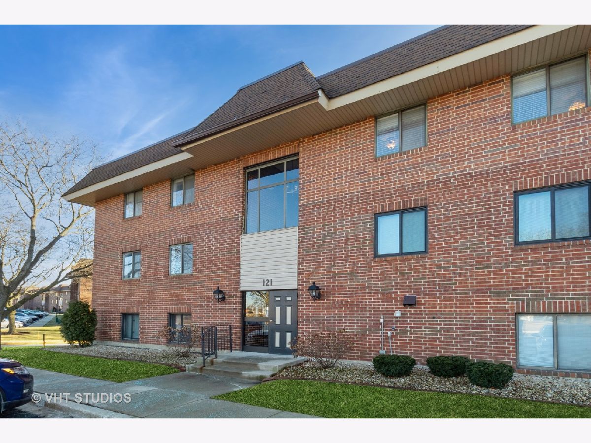Condominiums Sold Highland Lakes Lombard Illinois, 121 Janata