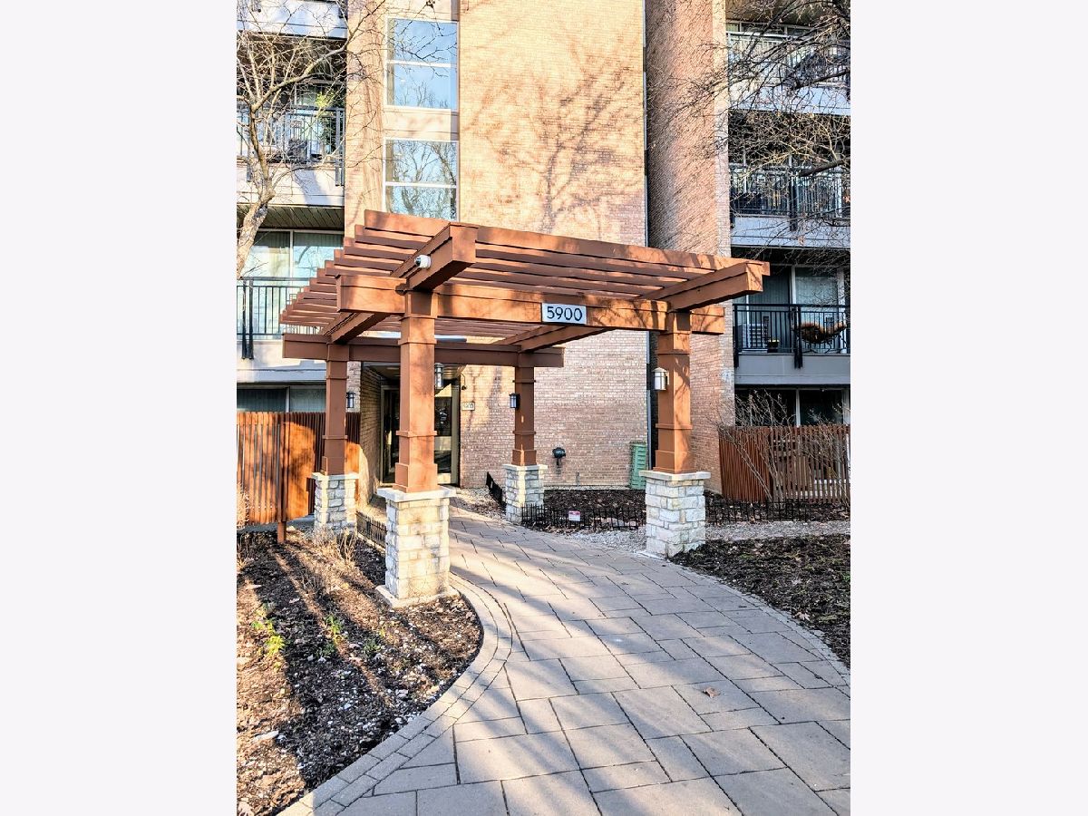 Condominiums Rented Four Lakes Village Lisle Illinois, 5900 Oakwood