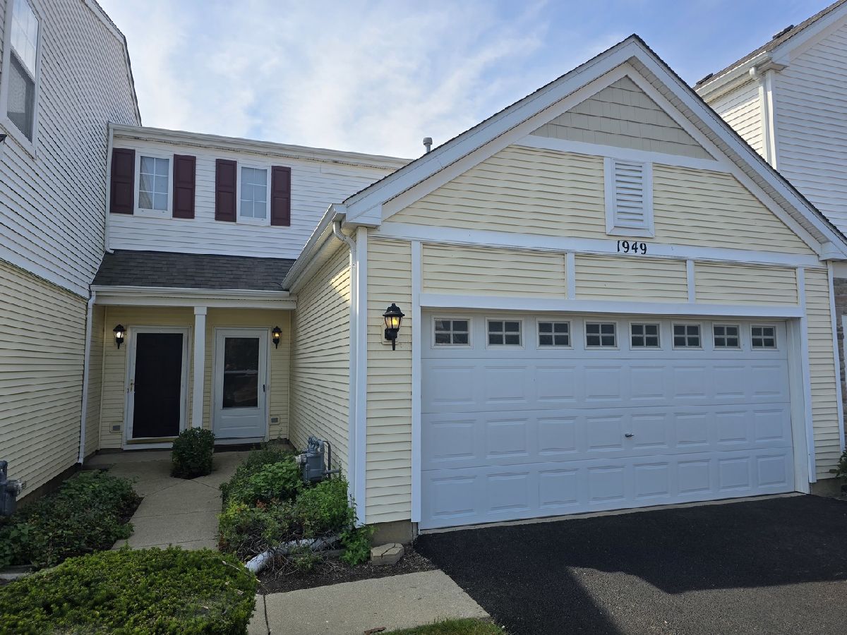 Townhomes & Condos Rented Silverstone Lake Carpentersville Illinois, 1949 Cobblestone