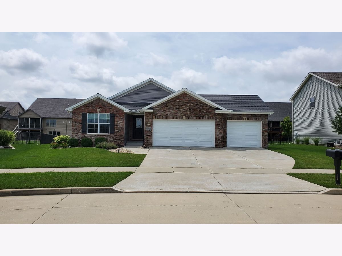 Homes & Condos & Townhomes Sold Blackstone Trails Normal Illinois, 2713 Fieldstone