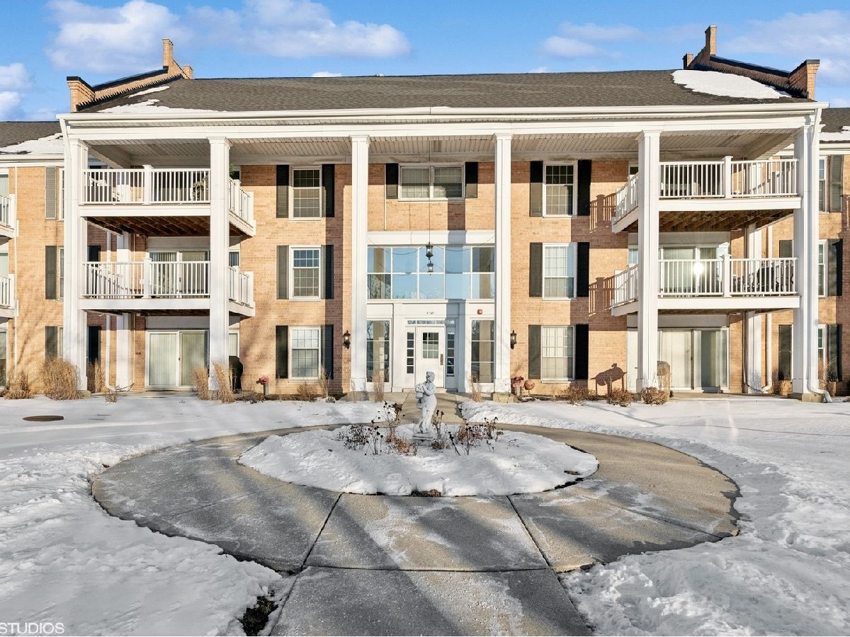 Condominiums Sold Three Fountains On The Lake Rolling Meadows Illinois, 5501 Carriageway
