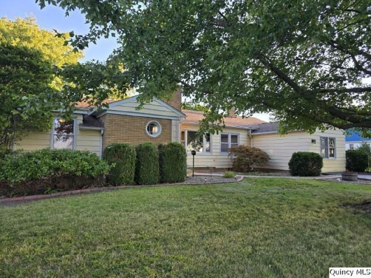  For Sale Carthage Illinois, 825 Augusta Road