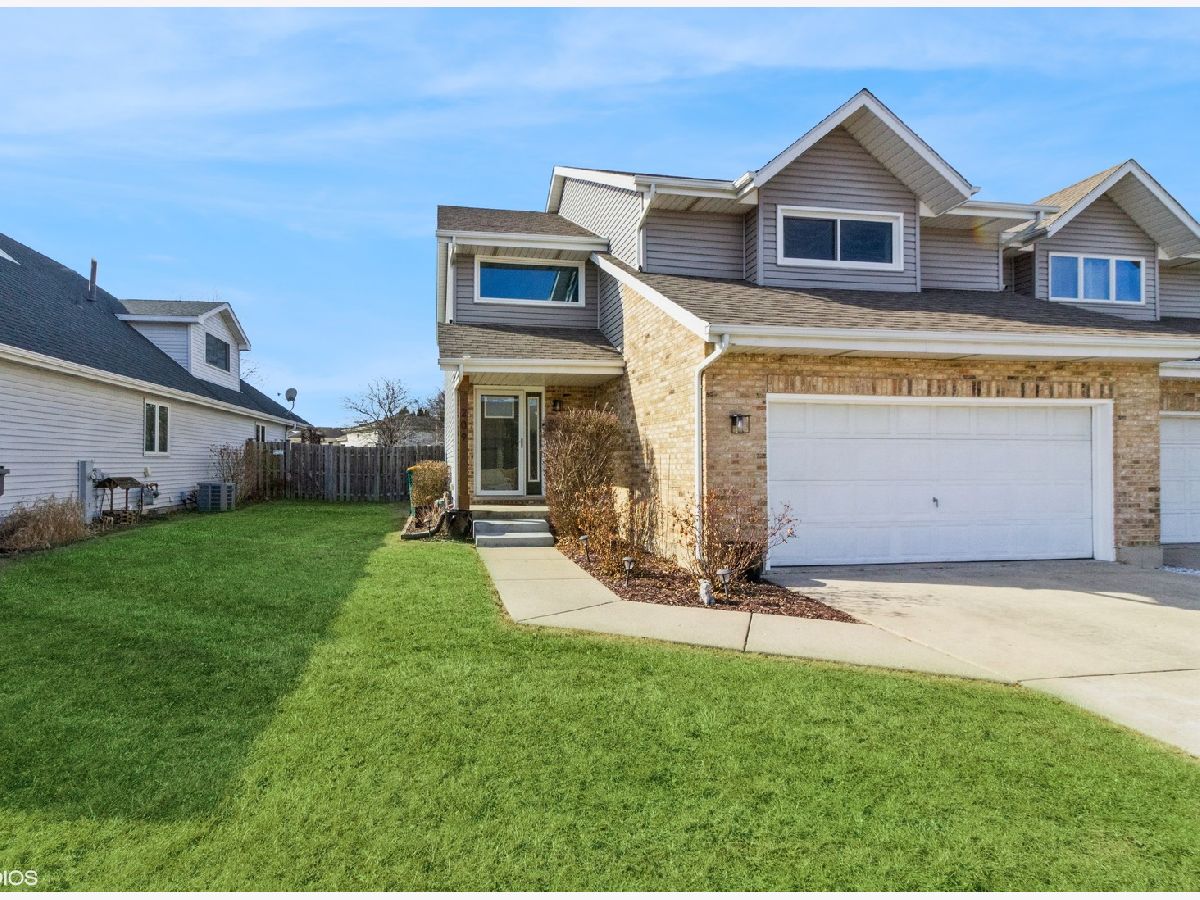 Homes & Condos & Townhomes Sold Westfield Shorewood Illinois, 209 Huntington