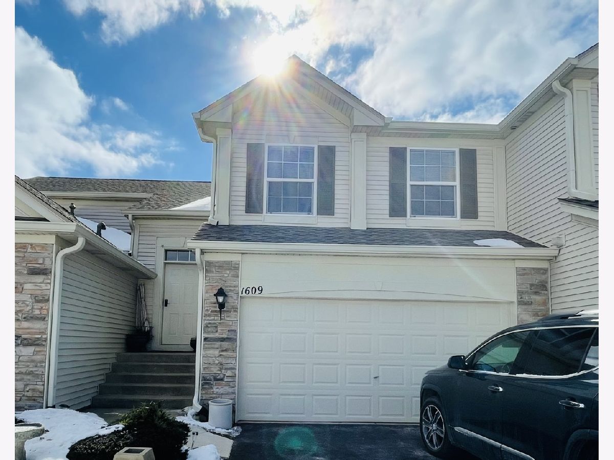 Townhomes & Condos & Homes Rented Grand Pointe Trails Aurora Illinois, 1609 Fredericksburg