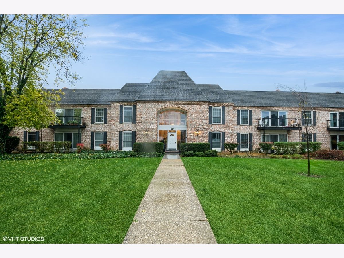 Condos & Townhomes & Homes Sold Carriage Way Burr Ridge Illinois, 136 Carriage Way