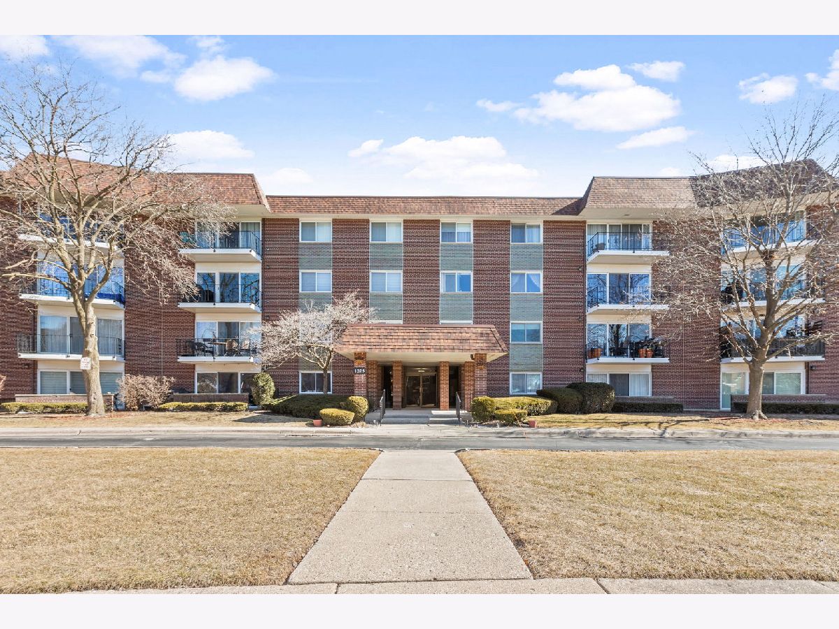 Condominiums & Homes Sold Green Acres Arlington Heights Illinois, 1025 Fernandez