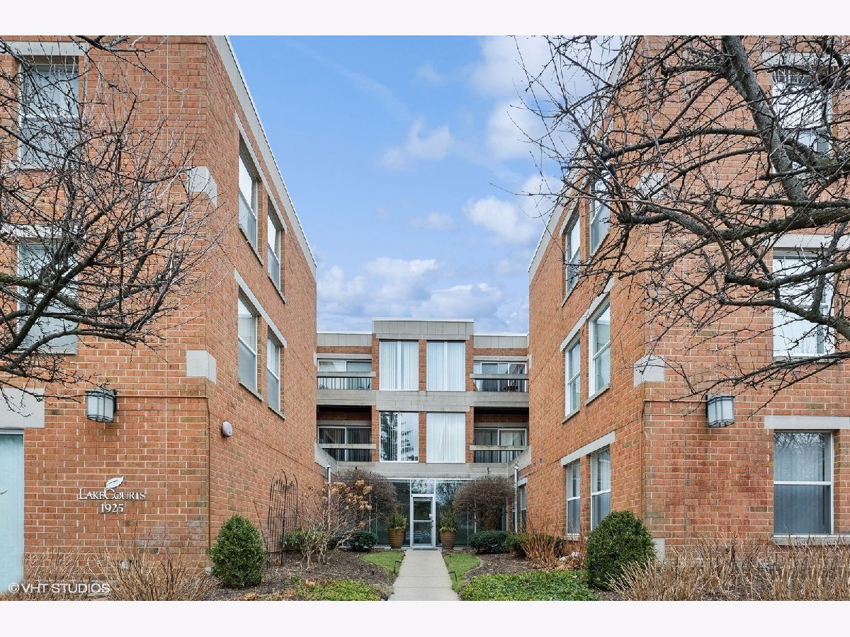 Condominiums Sold Lake Courts Wilmette Illinois, 1925 Lake