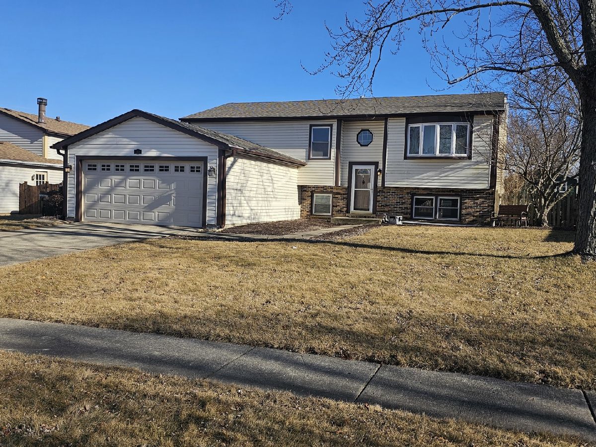 Homes Rented Waterford Woods Lindenhurst Illinois, 519 Waterford