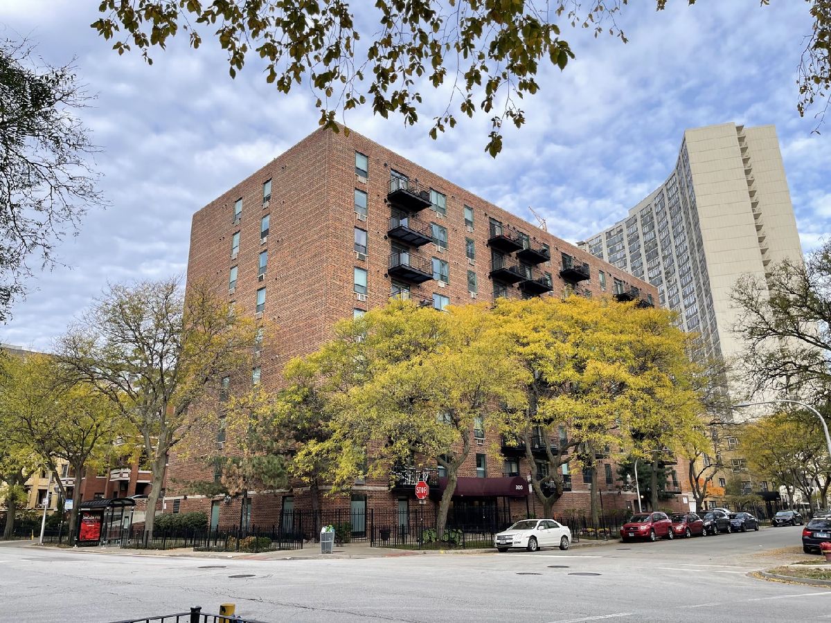 Condominiums Rented The Coronado Chicago Illinois, 3900 Pine Grove
