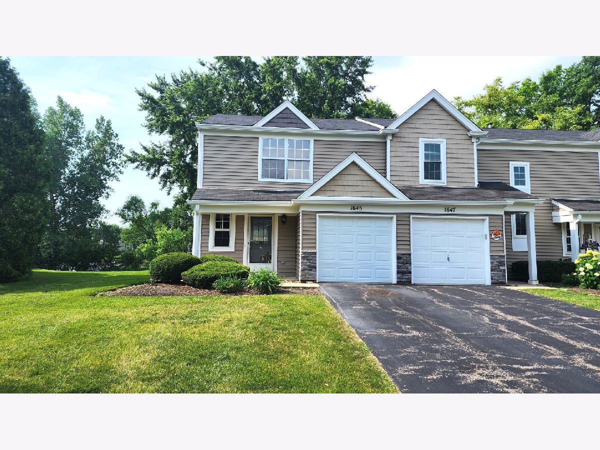 Townhomes & Homes Rented College Green Elgin Illinois, 1645 College Green