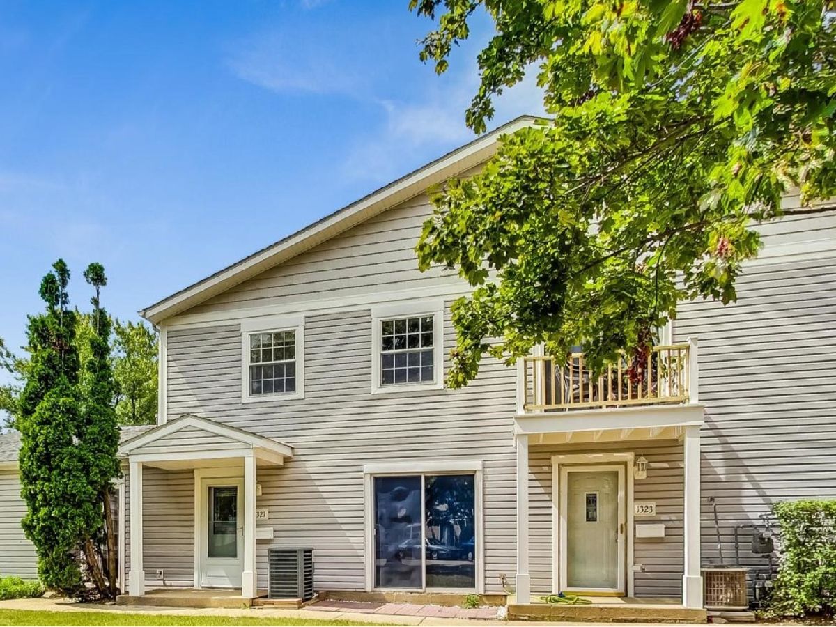 Townhomes & Condos Rented Cedar Run Wheeling Illinois, 1321 Wye