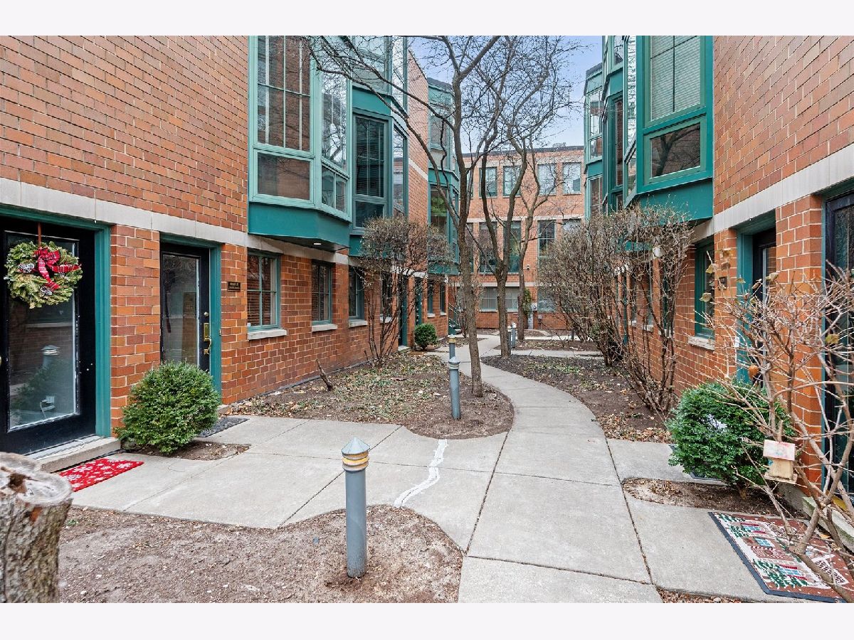 Townhomes Sold Seminary Court Chicago Illinois, 2707 Lincoln