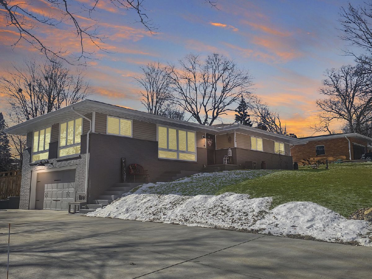 Homes & Condos & Townhomes Sold Woodland Ridge Bloomington Illinois, 1304 Hollycrest