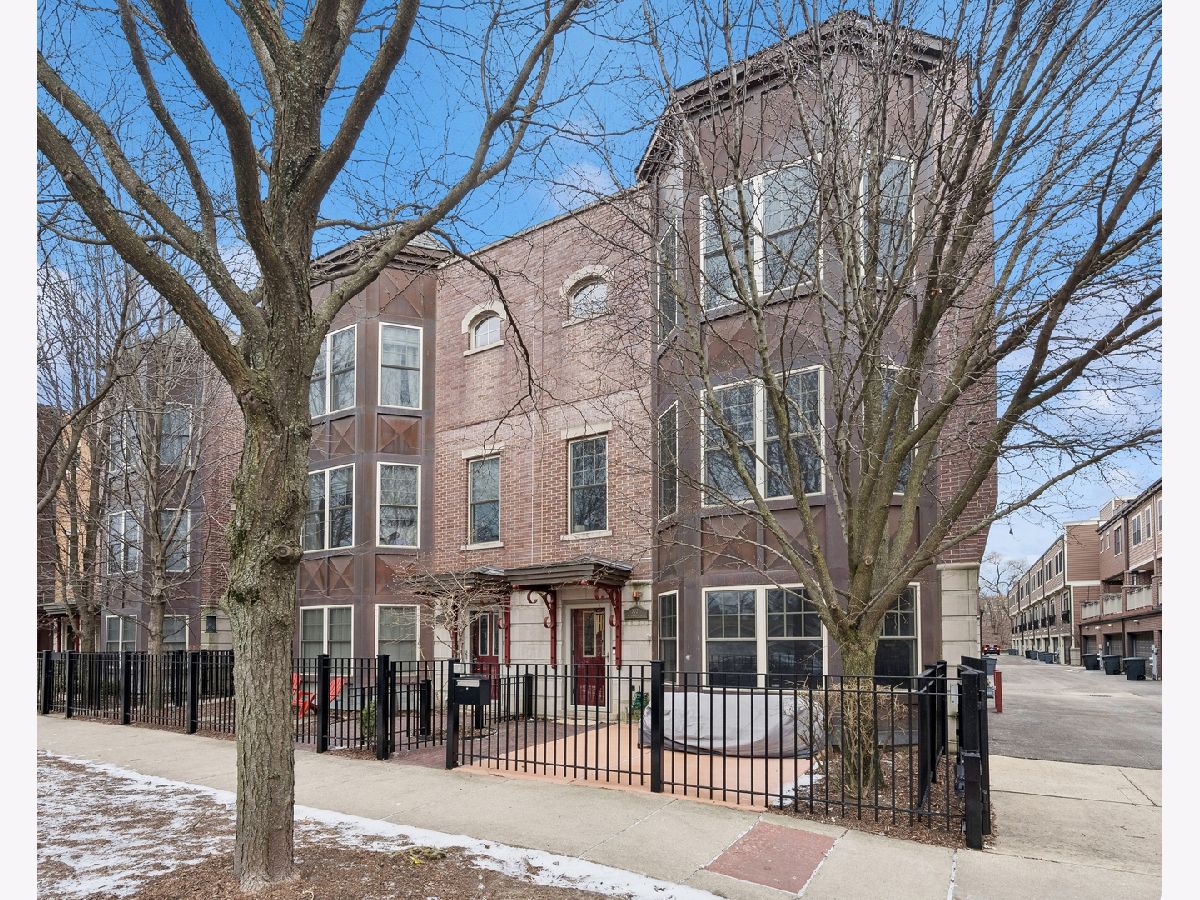 Townhomes Sold Cornelia Court Chicago Illinois, 3021 Cornelia