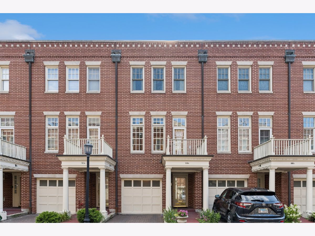 Townhomes & Condos & Homes Sold Embassy Club Chicago Illinois, 1414 Wrightwood