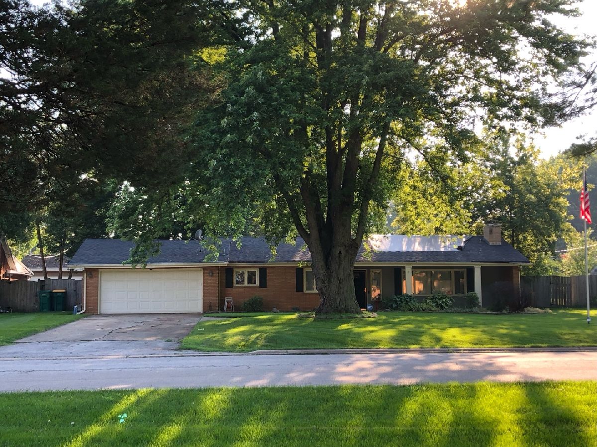 Homes Rented Pine Knoll Aurora Illinois, 925 Lindenwood