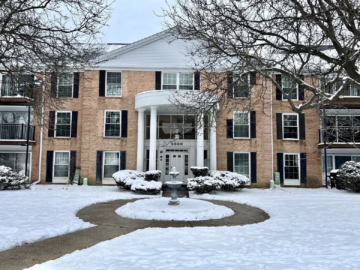 Condominiums Rented Carriage Way Rolling Meadows Illinois, 5300 Carriageway