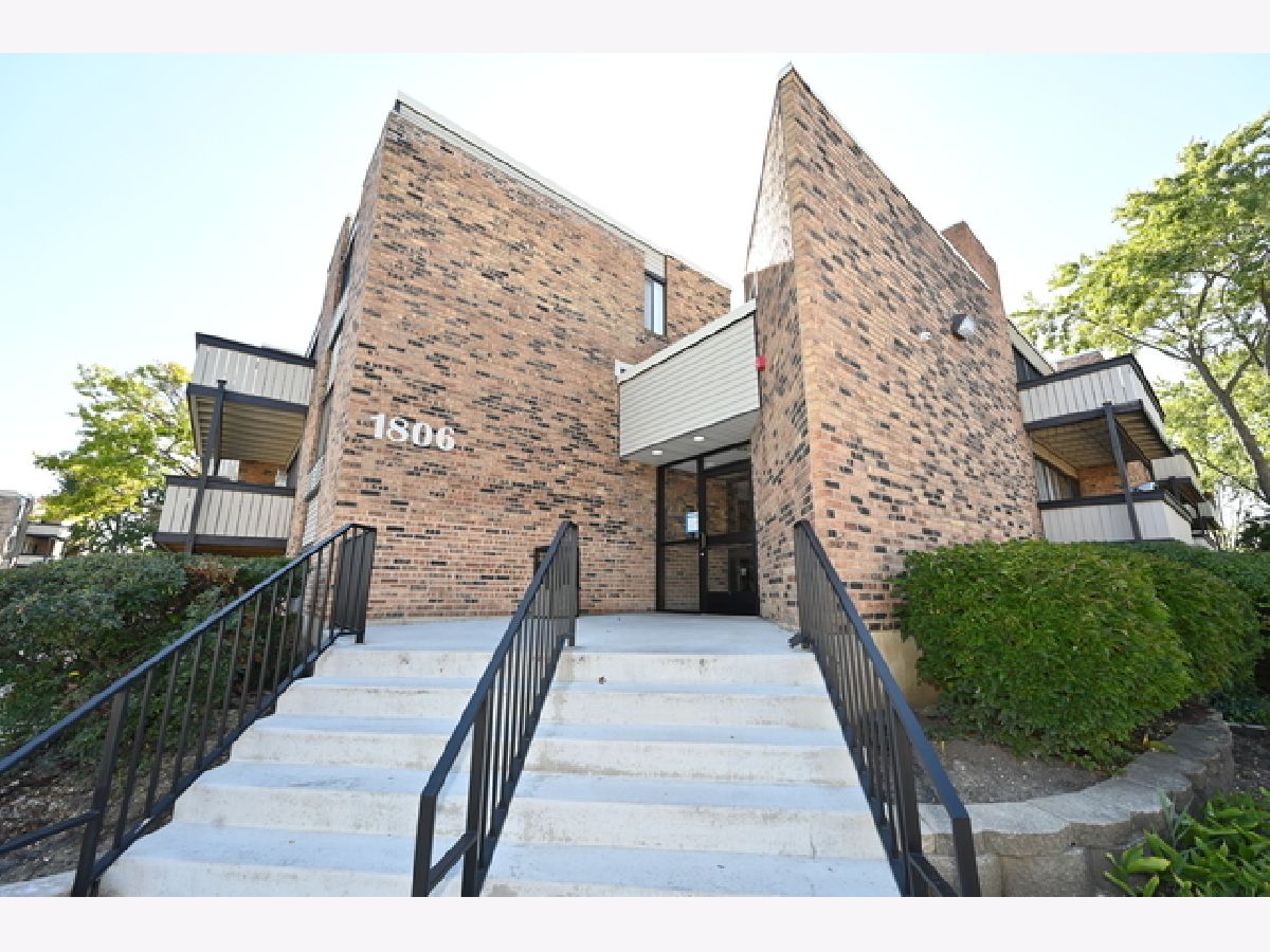 Condominiums Sold Lakeside At Walden Schaumburg Illinois, 1806 Hemlock