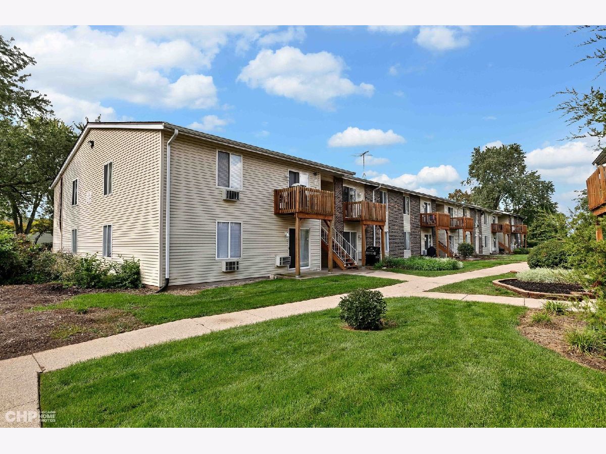Condominiums Rented Deer Run Oswego Illinois, 2700 Light
