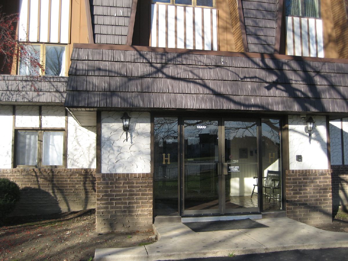Condominiums Rented Heiden Gardens Lake Bluff Illinois, 13200 Heiden