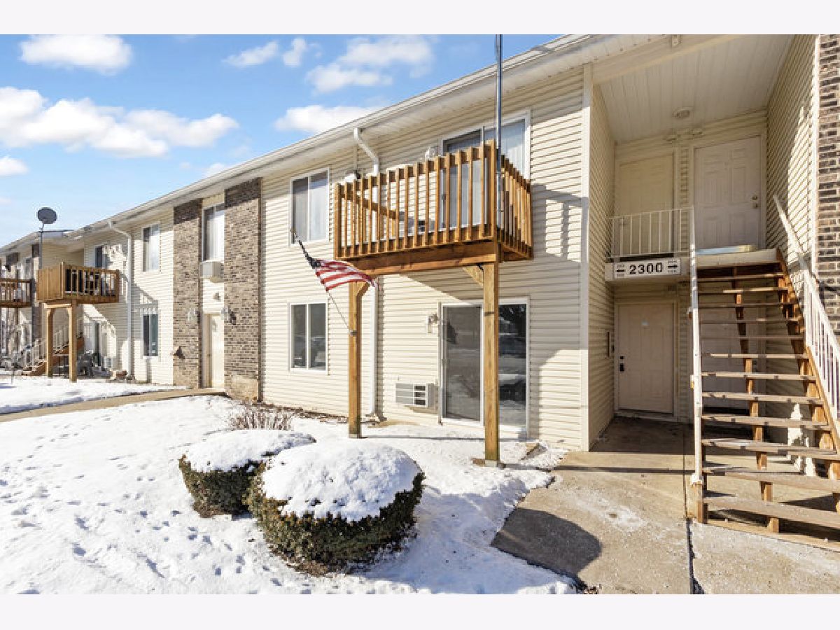 Condominiums Rented Deer Run Oswego Illinois, 2300 Light
